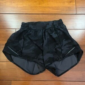 Lululemon Hotty Hot shorts Black Camo size 2 Tall